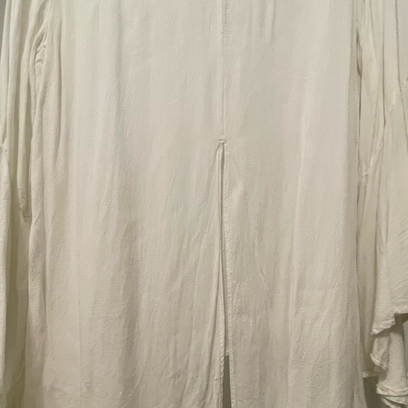 White flutter sleeve blouse/slit up back - Picture 3 of 4